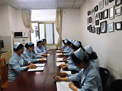 泌尿外科一區護理團隊開展向慕容慎行同志學習活動