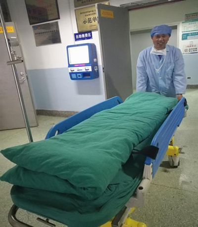 服務(wù)現(xiàn)以人為本 平凡見(jiàn)人性光輝 ——我院后勤保障愛(ài)瑪客運(yùn)送員工挽救輕生者 服務(wù)現(xiàn)以人為本 平凡見(jiàn)人性光輝 ——我院后勤保障愛(ài)瑪客運(yùn)送員工挽救輕生者