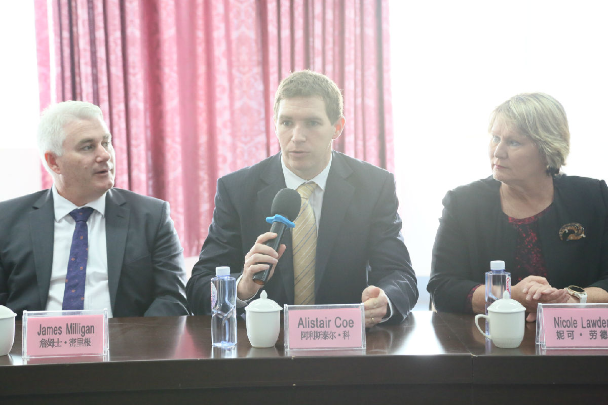 澳大利亞議員一行參訪我院康復醫院和護養中心 澳大利亞議員一行參訪我院康復醫院和護養中心