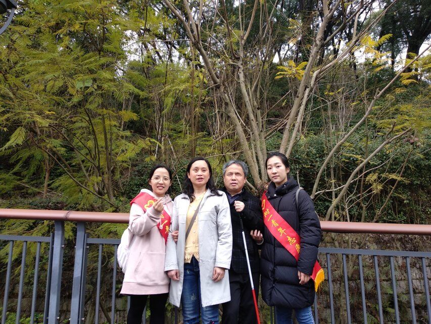 健步行，話“兩會” ——院團委積極開展關愛盲人志愿服務活動