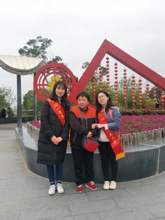 健步行，話“兩會” ——院團委積極開展關愛盲人志愿服務活動