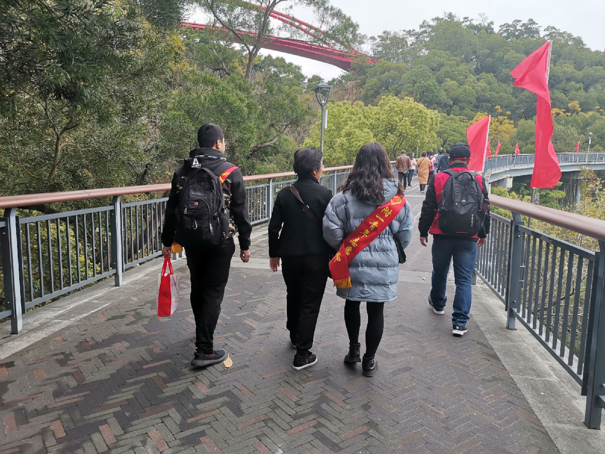 健步行，話“兩會” ——院團委積極開展關愛盲人志愿服務活動