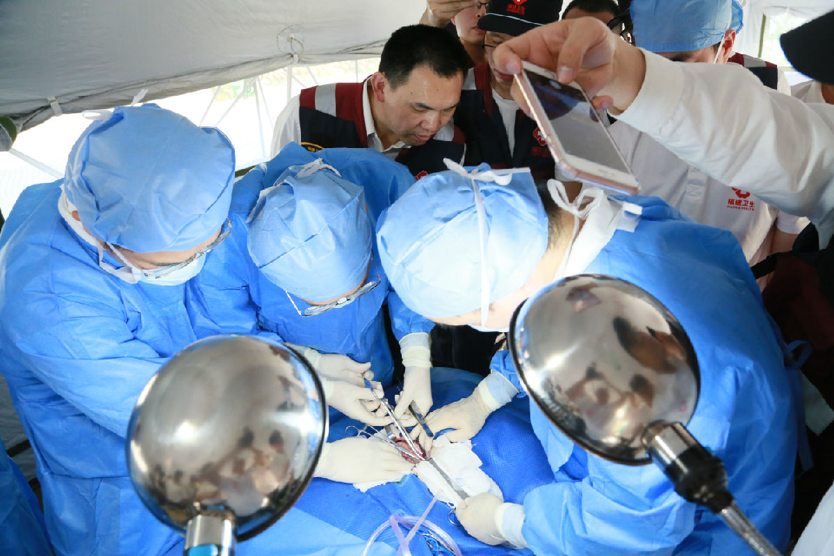 演練即實戰(zhàn)！福建省野外條件下的急診手術(shù)實操練習 在省級緊急醫(yī)學救援三隊上演