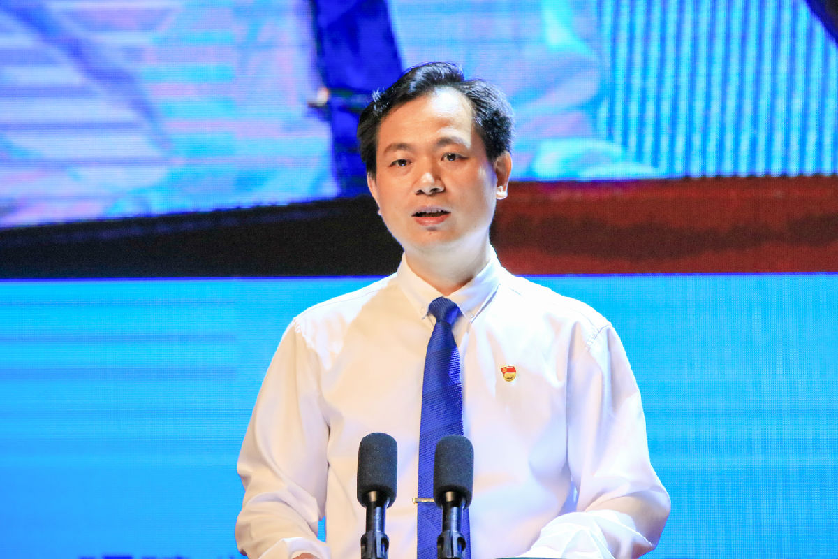 慕容慎行同志先進事跡巡回報告會首場報告在福州舉行