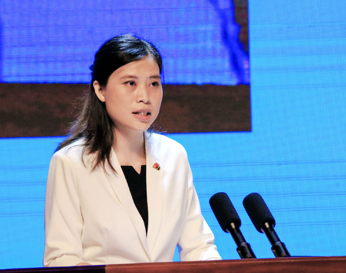 慕容慎行同志先進事跡巡回報告會首場報告在福州舉行