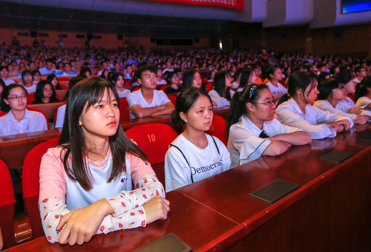 慕容慎行同志先進事跡巡回報告會首場報告在福州舉行