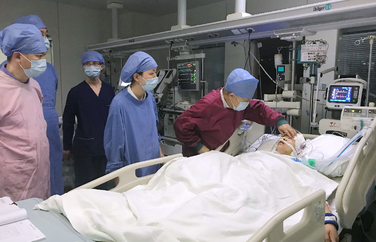 周良輔院士及團隊專家胡錦教授蒞臨我院院士工作站指導工作