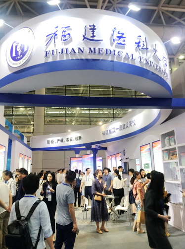 我院利用ROSA機器人輔助難治性癲癇腦深部電刺激術（ANT-DBS） 在第十七屆“6?18”中國-海峽項目成果交易會展出