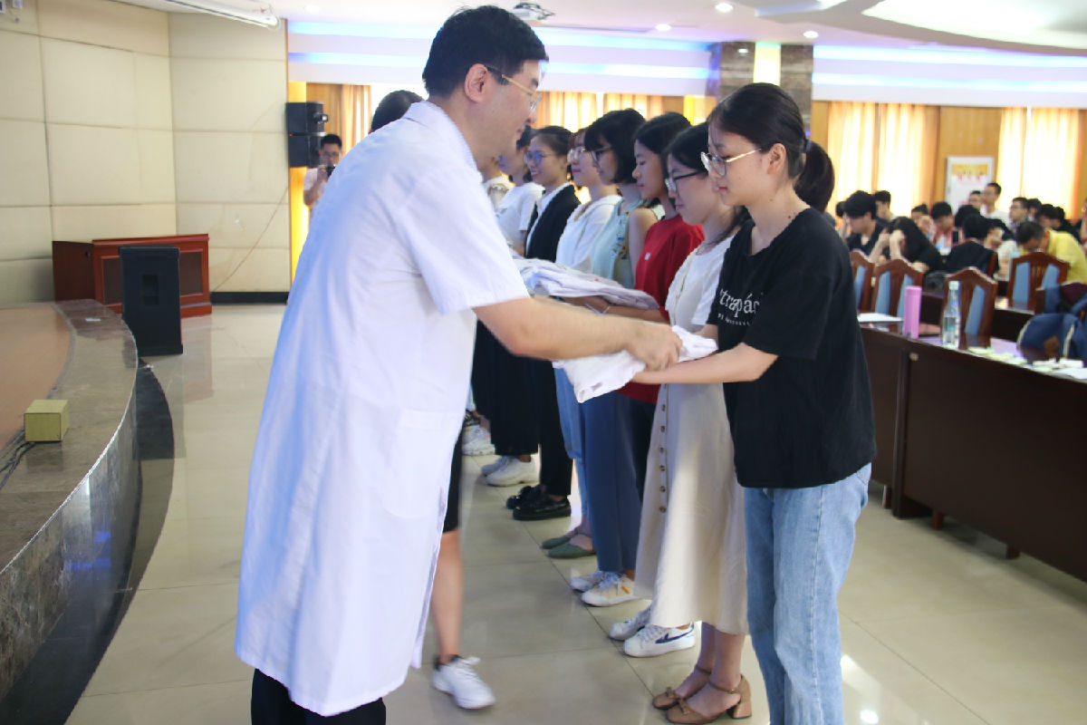 第一臨床醫(yī)學(xué)院舉辦2015級(jí)臨床醫(yī)學(xué)、影麻專業(yè) 實(shí)習(xí)動(dòng)員暨崗前培訓(xùn)