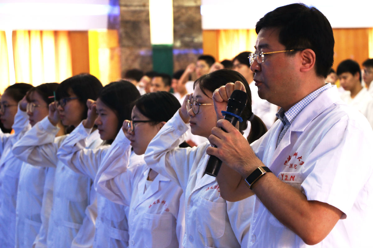 第一臨床醫(yī)學(xué)院舉辦2015級(jí)臨床醫(yī)學(xué)、影麻專業(yè) 實(shí)習(xí)動(dòng)員暨崗前培訓(xùn)