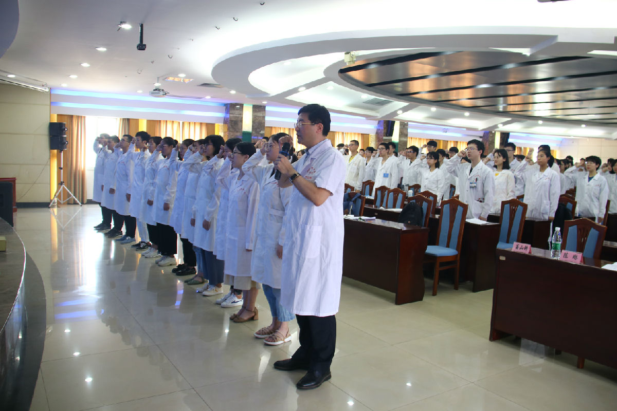 第一臨床醫(yī)學(xué)院舉辦2015級(jí)臨床醫(yī)學(xué)、影麻專業(yè) 實(shí)習(xí)動(dòng)員暨崗前培訓(xùn)