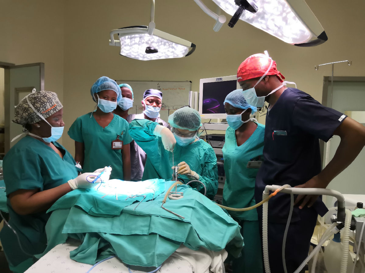 中央電視臺(tái)《華人世界》報(bào)道我院援博隊(duì)員陳希杭先進(jìn)事跡 ——自制手術(shù)器械幫助當(dāng)?shù)貗雰呵谐喔夷[