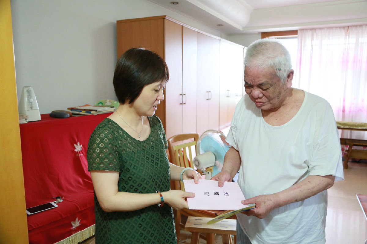 我院開展“七一”走訪慰問困難黨員活動