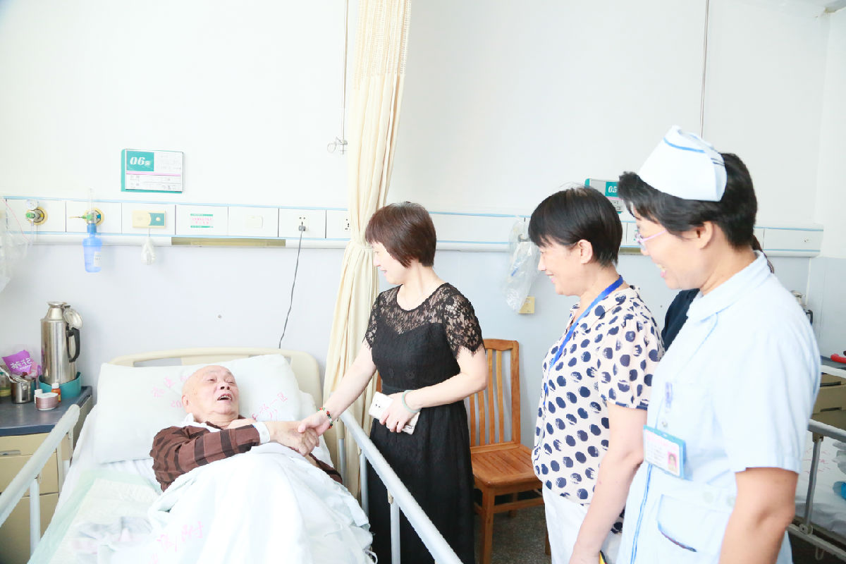 我院開展“七一”走訪慰問困難黨員活動