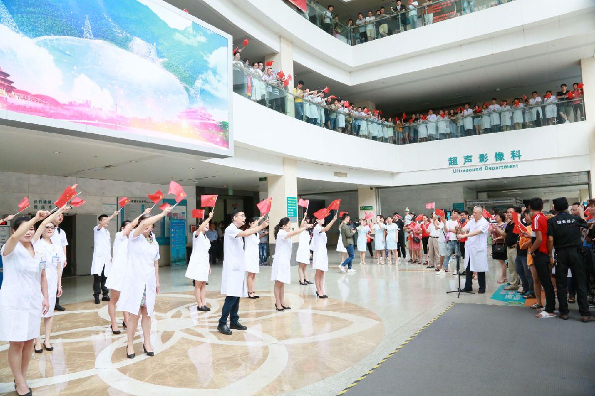 致敬醫師節 福建醫大附一醫院活力快閃獻禮新中國70華誕