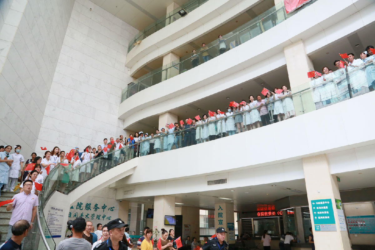 致敬醫師節 福建醫大附一醫院活力快閃獻禮新中國70華誕