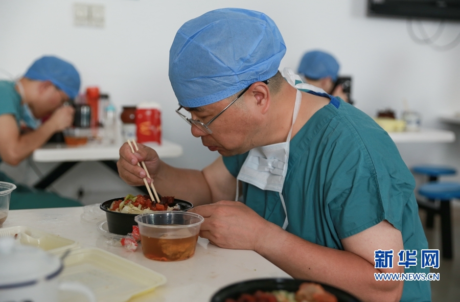 【媒體看附一】外科樓里的15個(gè)小時(shí)