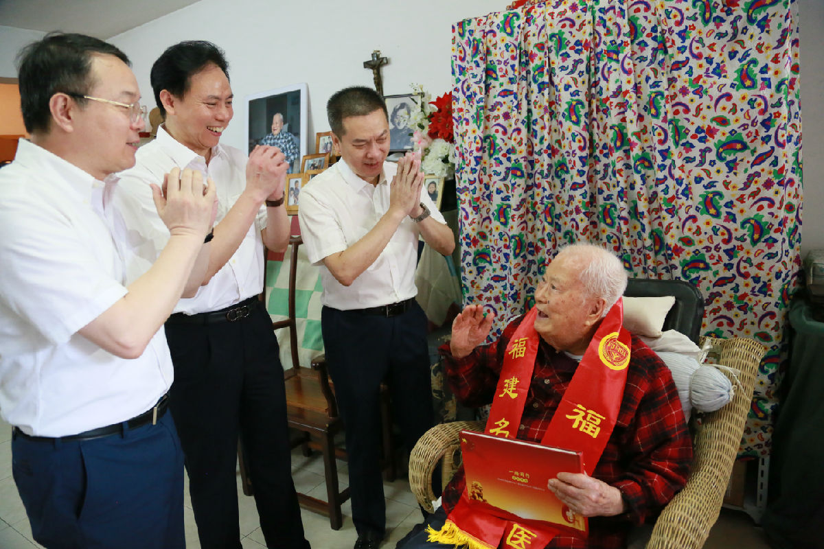 『中國醫(yī)師節(jié)』福建省醫(yī)師協(xié)會會長陳曉春一行看望慰問第二屆“福建名醫(yī)”陳國熙教授及我院醫(yī)師代表 『中國醫(yī)師節(jié)』福建省醫(yī)師協(xié)會會長陳曉春一行看望慰問第二屆“福建名醫(yī)”陳國熙教授及我院醫(yī)師代表