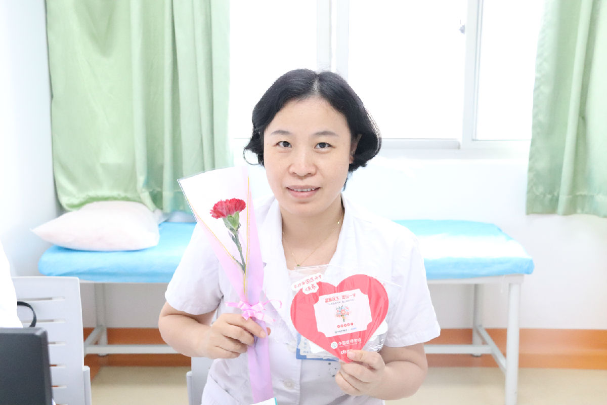 『中國醫(yī)師節(jié)』福建省醫(yī)師協(xié)會會長陳曉春一行看望慰問第二屆“福建名醫(yī)”陳國熙教授及我院醫(yī)師代表 『中國醫(yī)師節(jié)』福建省醫(yī)師協(xié)會會長陳曉春一行看望慰問第二屆“福建名醫(yī)”陳國熙教授及我院醫(yī)師代表