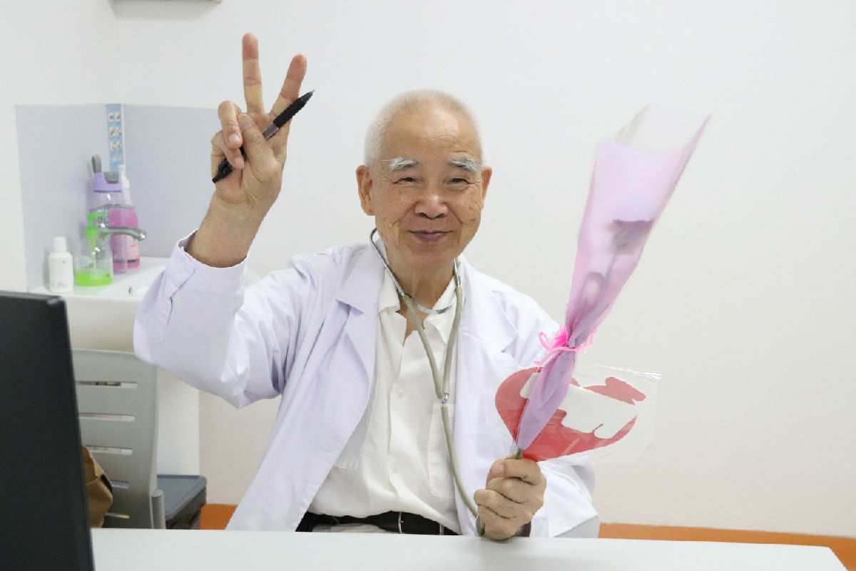 『中國醫(yī)師節(jié)』福建省醫(yī)師協(xié)會會長陳曉春一行看望慰問第二屆“福建名醫(yī)”陳國熙教授及我院醫(yī)師代表 『中國醫(yī)師節(jié)』福建省醫(yī)師協(xié)會會長陳曉春一行看望慰問第二屆“福建名醫(yī)”陳國熙教授及我院醫(yī)師代表