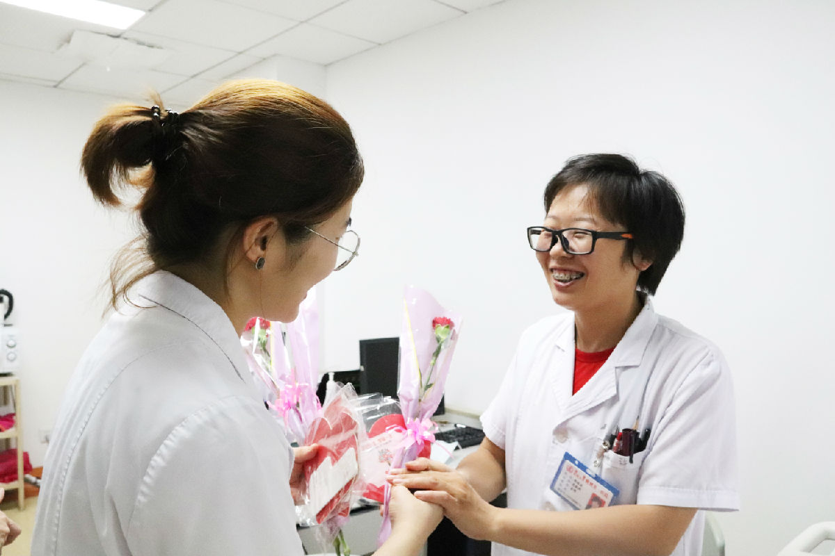 『中國醫(yī)師節(jié)』福建省醫(yī)師協(xié)會會長陳曉春一行看望慰問第二屆“福建名醫(yī)”陳國熙教授及我院醫(yī)師代表 『中國醫(yī)師節(jié)』福建省醫(yī)師協(xié)會會長陳曉春一行看望慰問第二屆“福建名醫(yī)”陳國熙教授及我院醫(yī)師代表