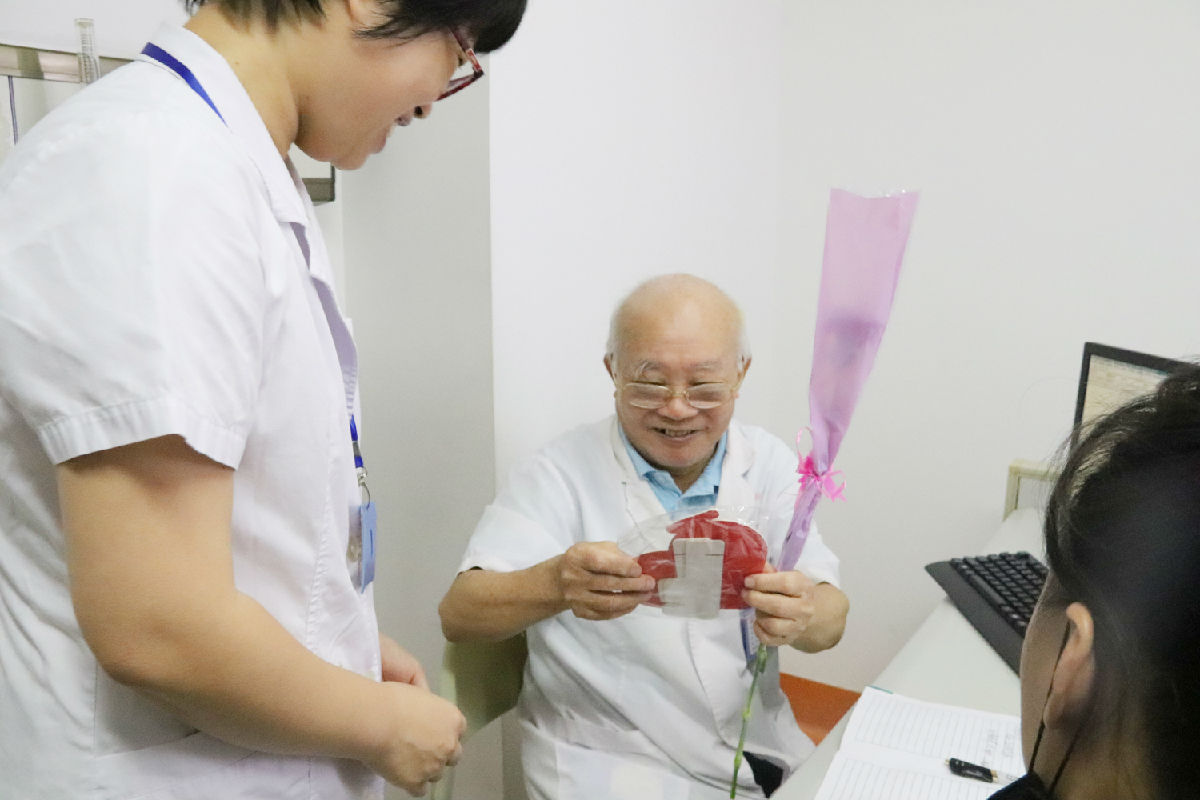 『中國醫(yī)師節(jié)』福建省醫(yī)師協(xié)會會長陳曉春一行看望慰問第二屆“福建名醫(yī)”陳國熙教授及我院醫(yī)師代表 『中國醫(yī)師節(jié)』福建省醫(yī)師協(xié)會會長陳曉春一行看望慰問第二屆“福建名醫(yī)”陳國熙教授及我院醫(yī)師代表