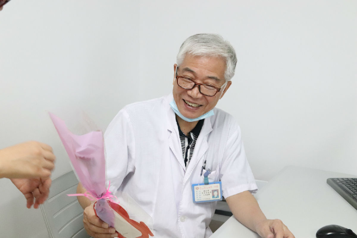 『中國醫(yī)師節(jié)』福建省醫(yī)師協(xié)會會長陳曉春一行看望慰問第二屆“福建名醫(yī)”陳國熙教授及我院醫(yī)師代表 『中國醫(yī)師節(jié)』福建省醫(yī)師協(xié)會會長陳曉春一行看望慰問第二屆“福建名醫(yī)”陳國熙教授及我院醫(yī)師代表