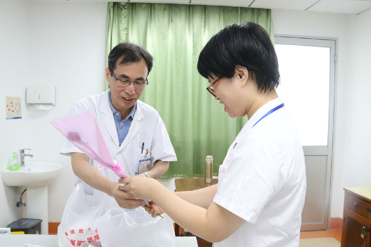 『中國醫(yī)師節(jié)』福建省醫(yī)師協(xié)會會長陳曉春一行看望慰問第二屆“福建名醫(yī)”陳國熙教授及我院醫(yī)師代表 『中國醫(yī)師節(jié)』福建省醫(yī)師協(xié)會會長陳曉春一行看望慰問第二屆“福建名醫(yī)”陳國熙教授及我院醫(yī)師代表