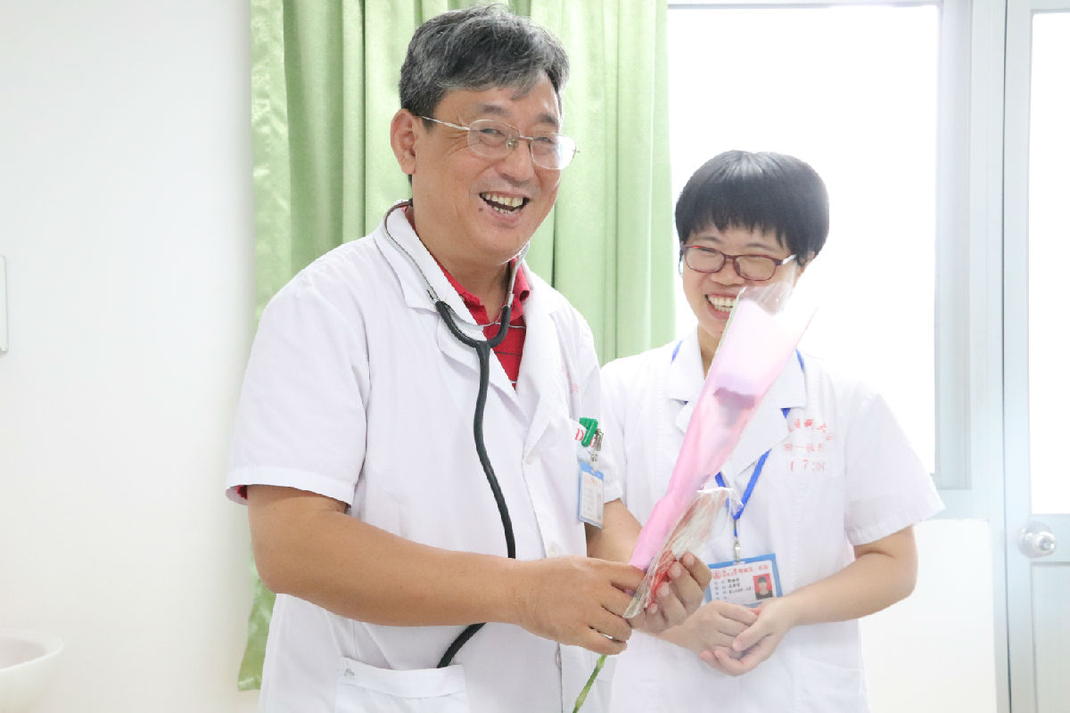 『中國醫(yī)師節(jié)』福建省醫(yī)師協(xié)會會長陳曉春一行看望慰問第二屆“福建名醫(yī)”陳國熙教授及我院醫(yī)師代表