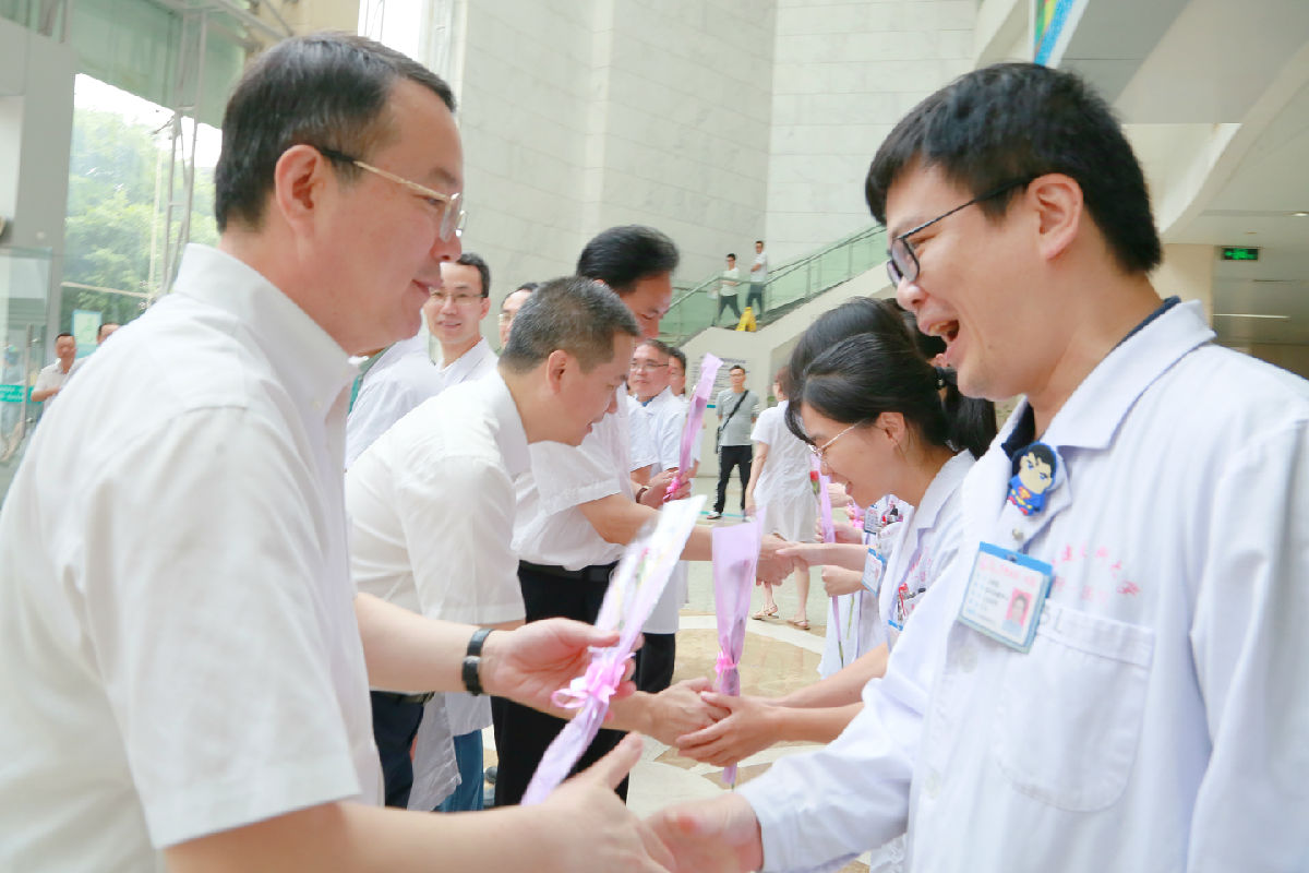 『中國醫(yī)師節(jié)』福建省醫(yī)師協(xié)會會長陳曉春一行看望慰問第二屆“福建名醫(yī)”陳國熙教授及我院醫(yī)師代表 『中國醫(yī)師節(jié)』福建省醫(yī)師協(xié)會會長陳曉春一行看望慰問第二屆“福建名醫(yī)”陳國熙教授及我院醫(yī)師代表