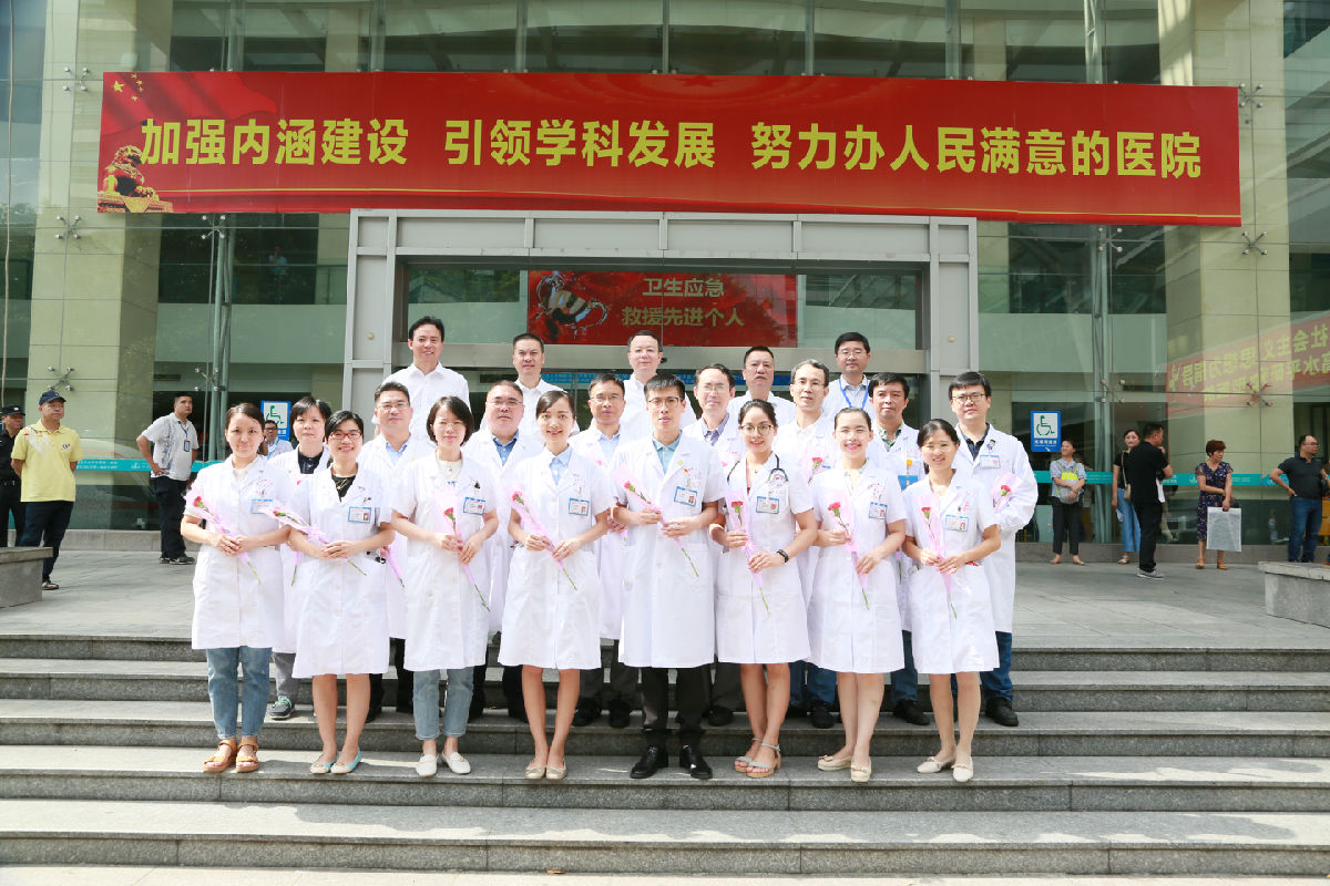 『中國醫(yī)師節(jié)』福建省醫(yī)師協(xié)會會長陳曉春一行看望慰問第二屆“福建名醫(yī)”陳國熙教授及我院醫(yī)師代表 『中國醫(yī)師節(jié)』福建省醫(yī)師協(xié)會會長陳曉春一行看望慰問第二屆“福建名醫(yī)”陳國熙教授及我院醫(yī)師代表