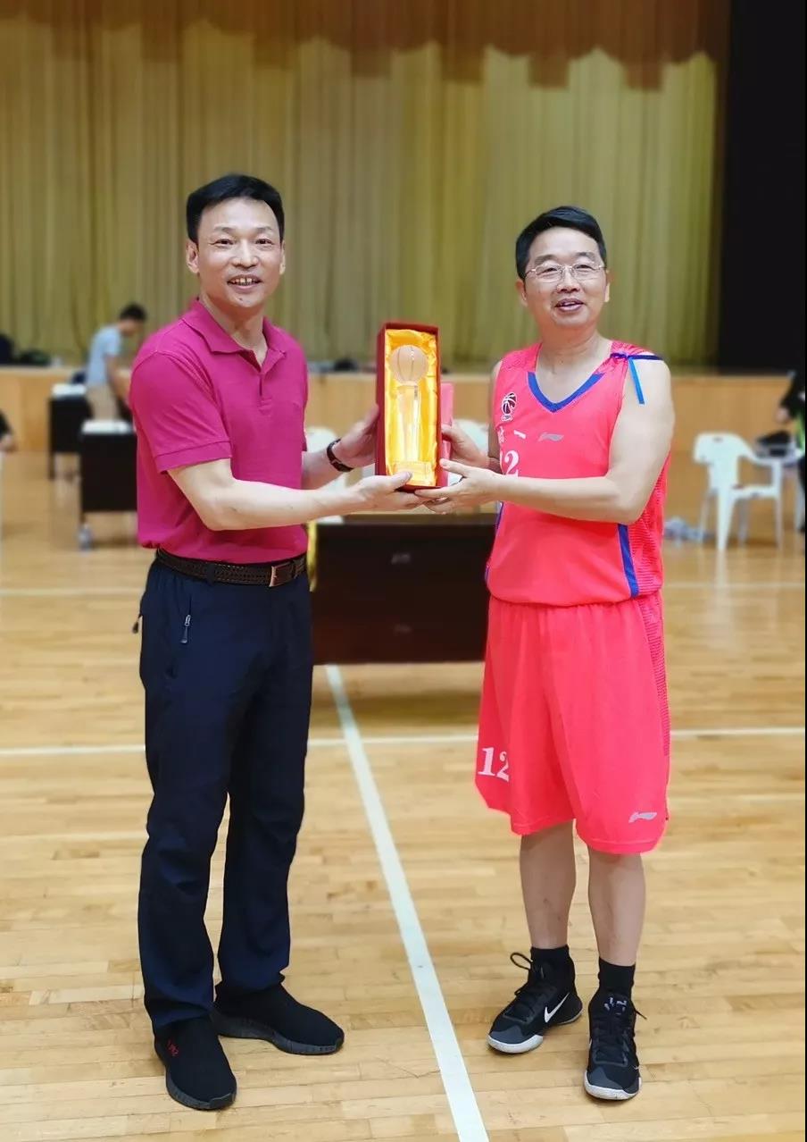 冠軍!我院籃球隊在福建醫(yī)科大學(xué) 2019年教職工籃球比賽再次勇奪冠軍 冠軍!我院籃球隊在福建醫(yī)科大學(xué) 2019年教職工籃球比賽再次勇奪冠軍