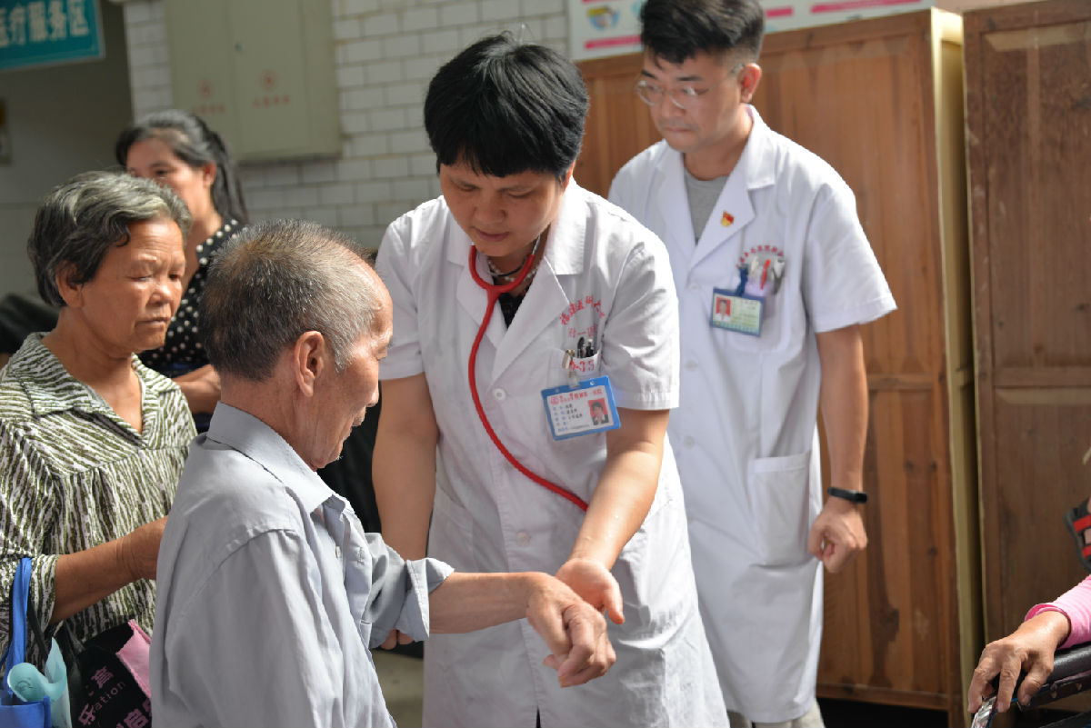 我院呼吸康復支部到尤溪縣聯合鎮革命老區開展義診及黨員再教育活動