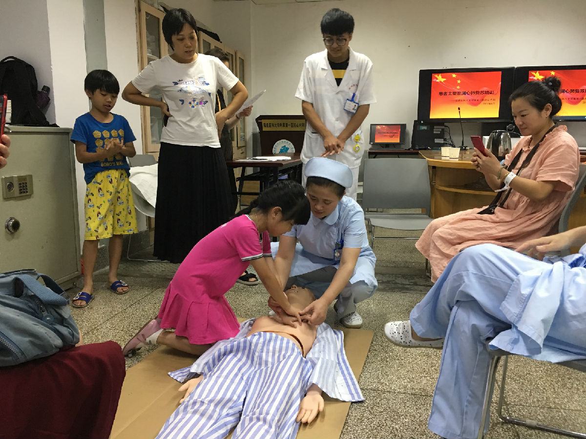 我院心血管內(nèi)科開展患者及家屬心肺復(fù)蘇培訓(xùn)
