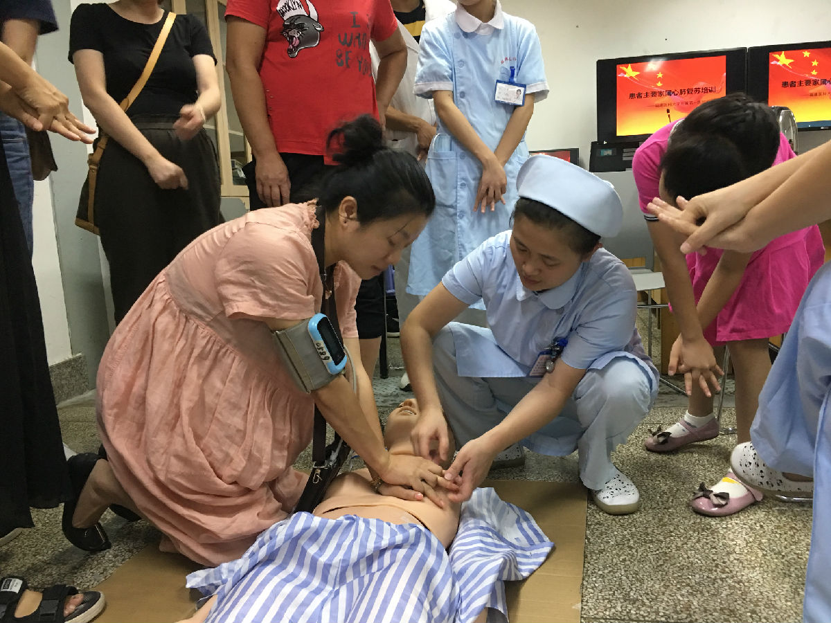 我院心血管內(nèi)科開展患者及家屬心肺復(fù)蘇培訓(xùn)