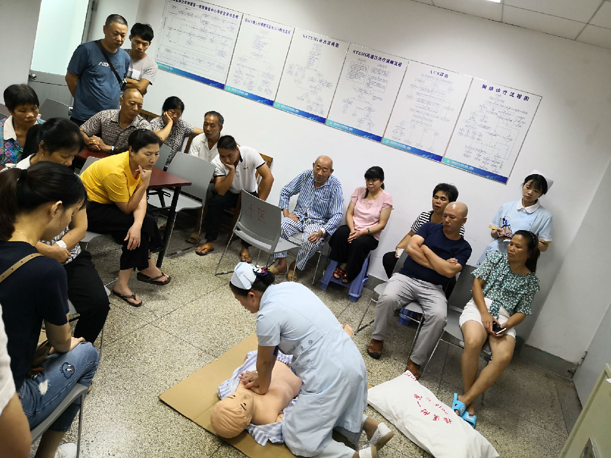 我院心血管內(nèi)科開展患者及家屬心肺復(fù)蘇培訓(xùn)