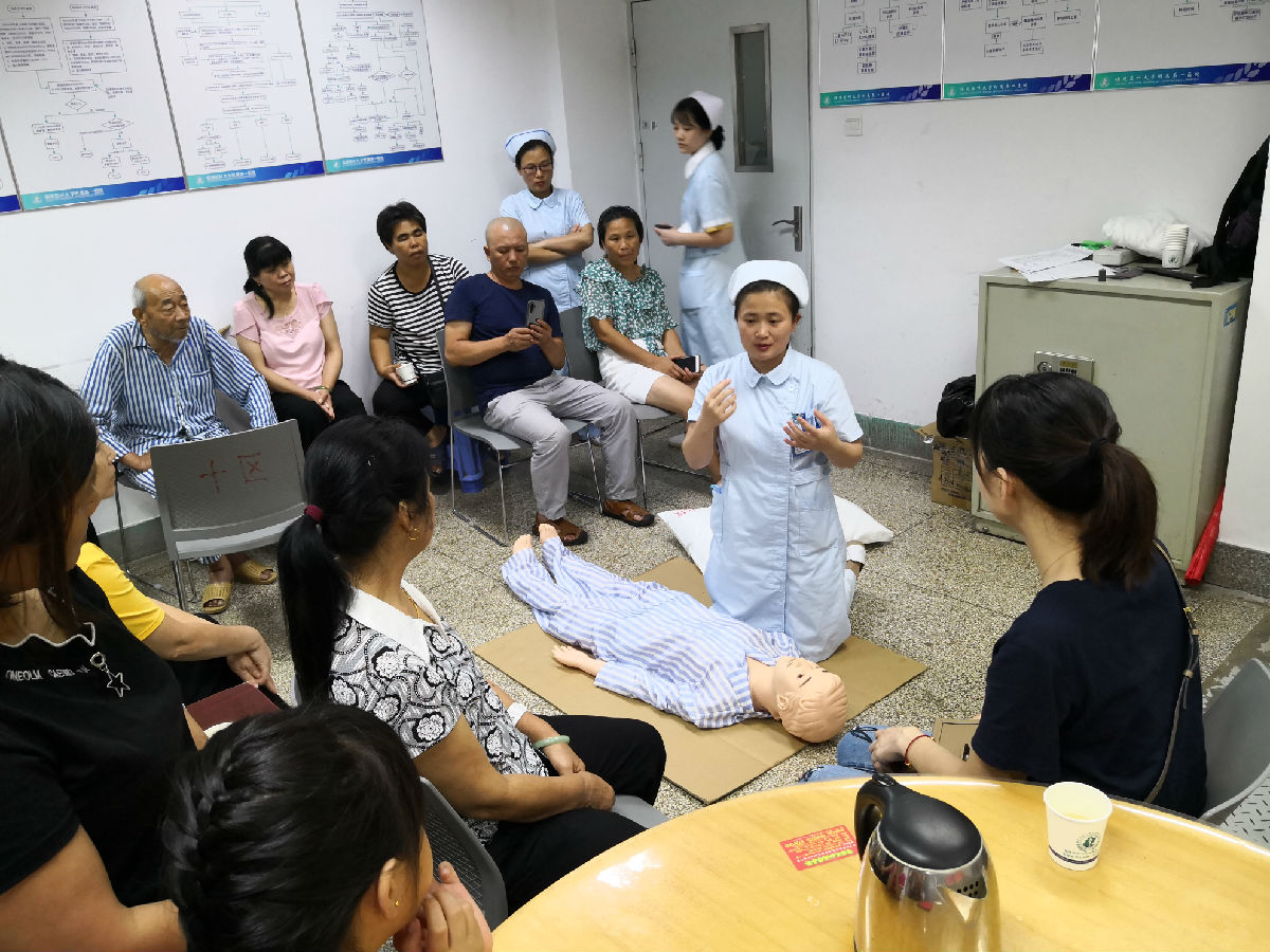 我院心血管內(nèi)科開展患者及家屬心肺復(fù)蘇培訓(xùn)