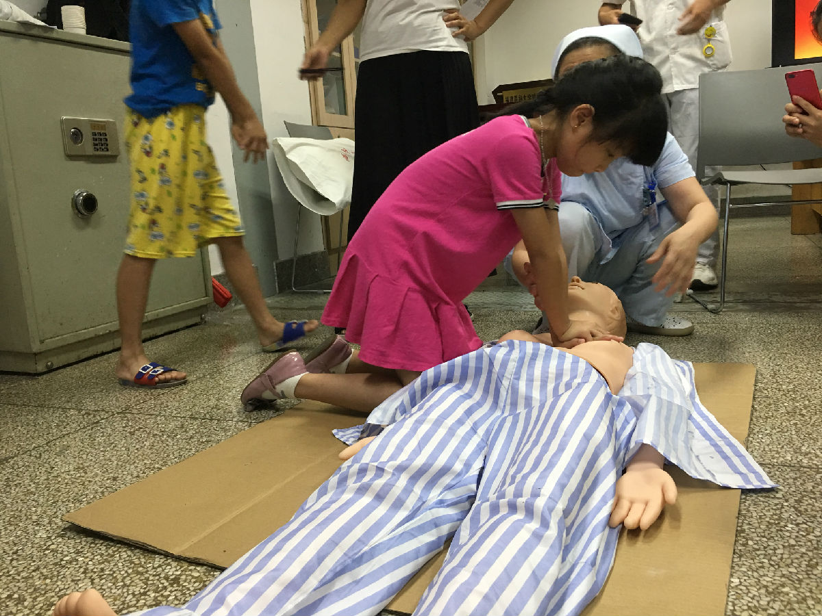 我院心血管內(nèi)科開展患者及家屬心肺復(fù)蘇培訓(xùn)