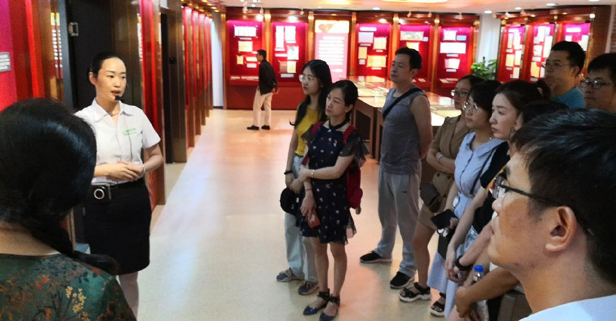 心胸血管外科黨支部和手術麻醉支部前往省檔案館開展主題黨日活動