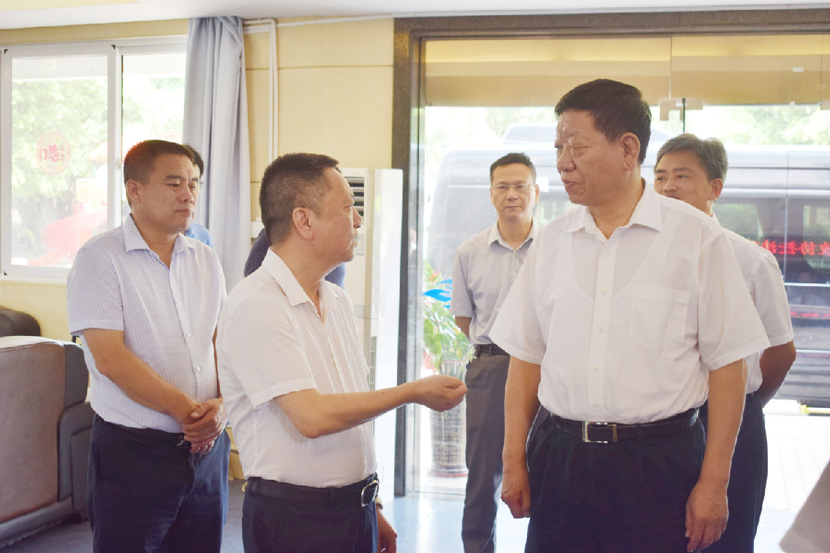 全國政協(xié)社法委副主任尹蔚民一行到我院護養(yǎng)中心調(diào)研