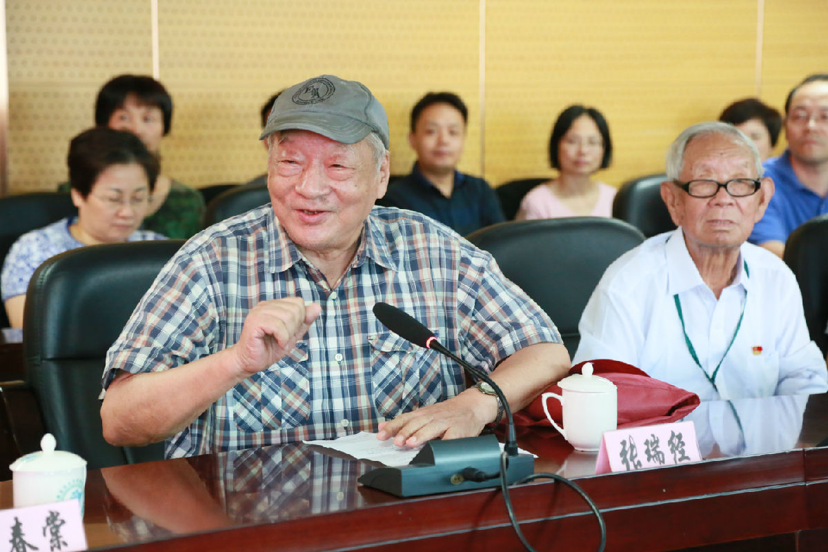 我院舉行“慶祝中華人民共和國成立70周年”紀念章頒發儀式