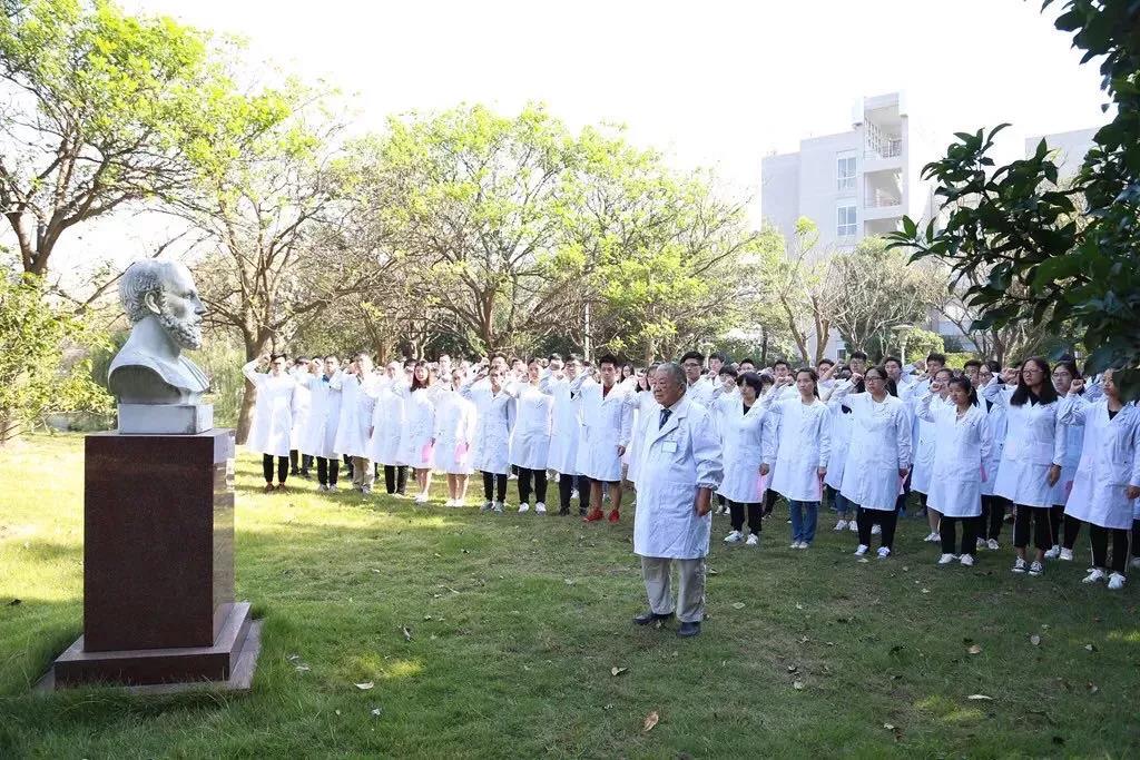 我就是大力倡導和弘揚“慕容慎行精神”——福建醫科大學典型引領，堅定履行“教育”“醫療”兩大使命