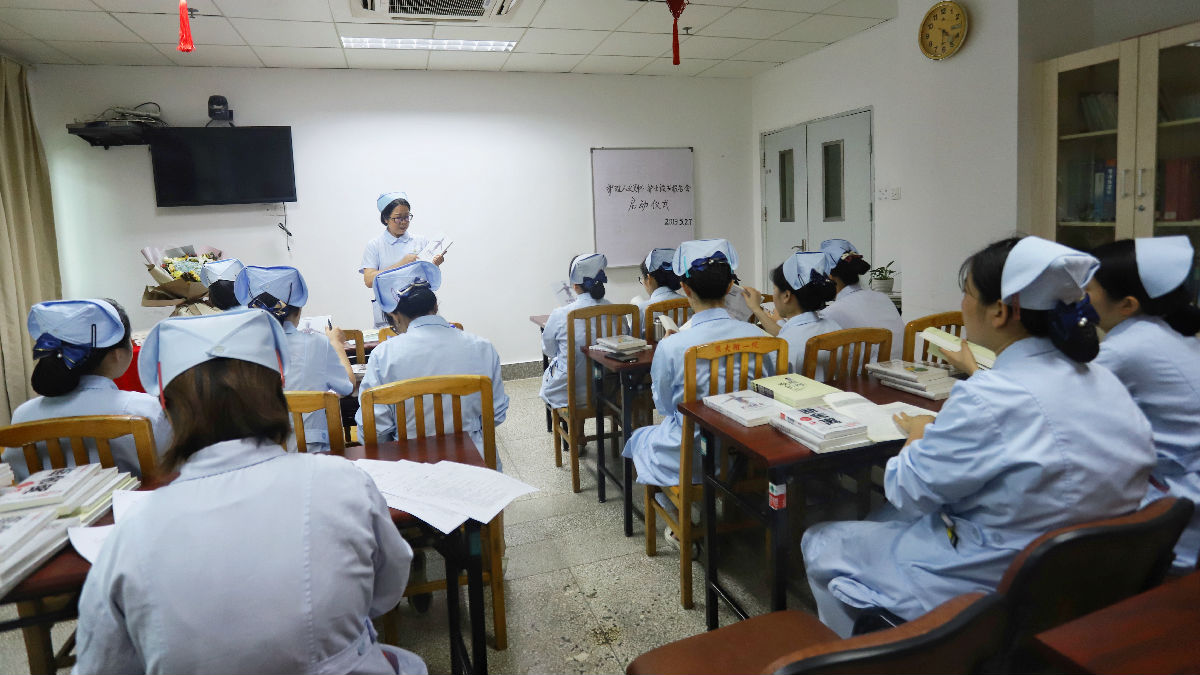 消化內科舉辦“提升護理人文關懷”讀書報告會啟動儀式