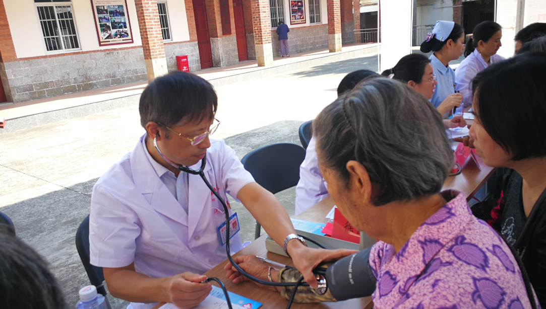 呼吸康復黨支部聯合干部病房黨支部開展“健康中國行，共筑健康夢”義診義教活動