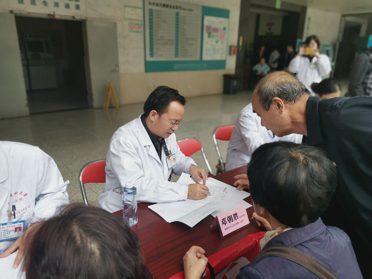 呼吸與危重癥醫(yī)學(xué)科舉行“世界慢阻肺日”義診宣傳活動(dòng)