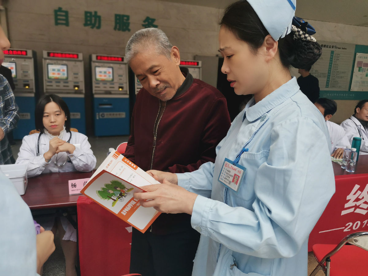 呼吸與危重癥醫(yī)學(xué)科舉行“世界慢阻肺日”義診宣傳活動(dòng)