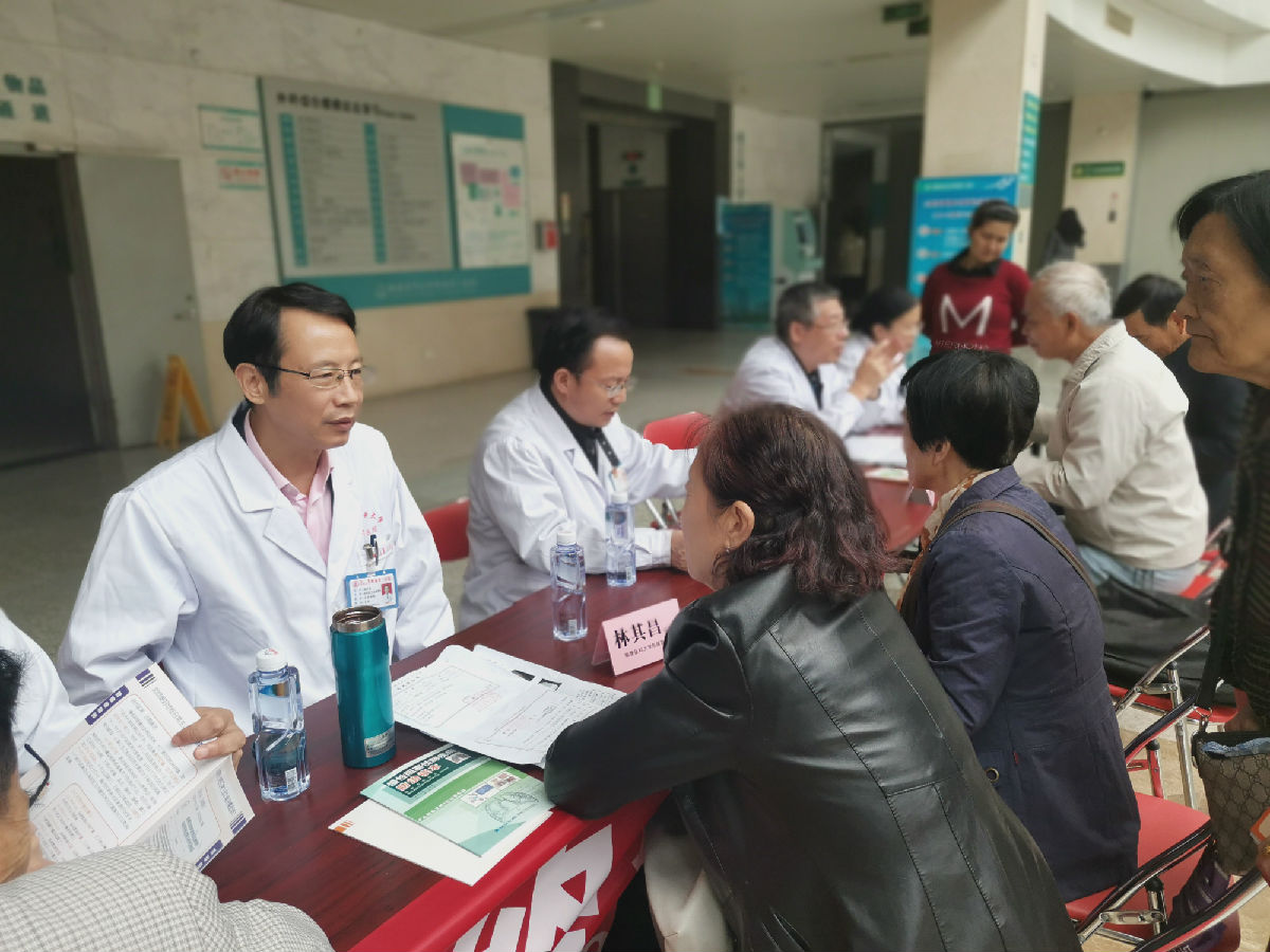 呼吸與危重癥醫(yī)學(xué)科舉行“世界慢阻肺日”義診宣傳活動(dòng)