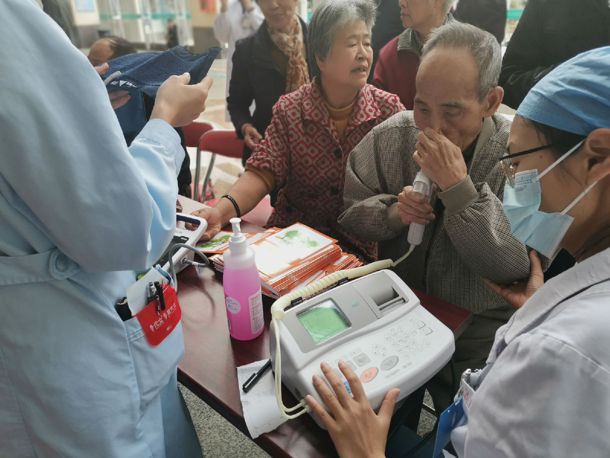 呼吸與危重癥醫(yī)學(xué)科舉行“世界慢阻肺日”義診宣傳活動(dòng)