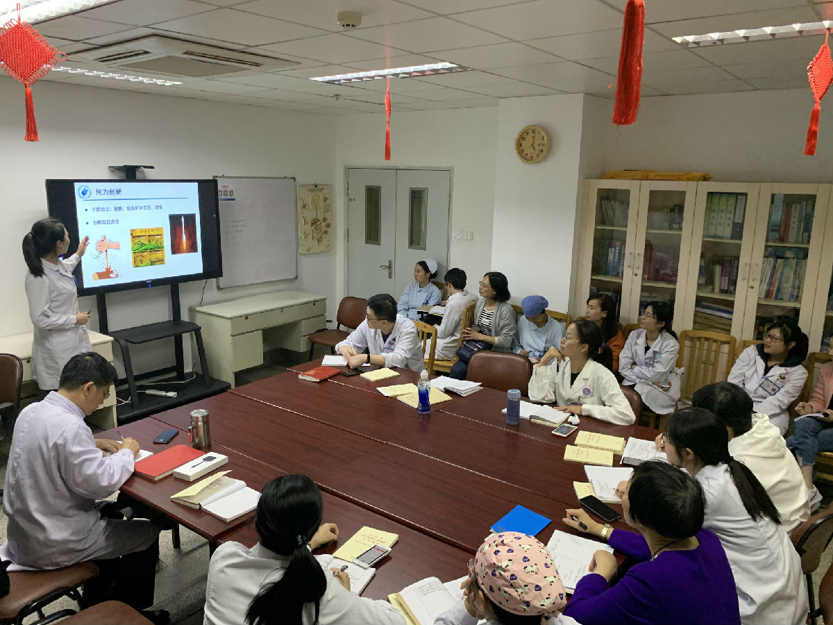 我院消化肝病黨支部開展“支部書記講黨課、年輕黨員說院訓”活動 我院消化肝病黨支部開展“支部書記講黨課、年輕黨員說院訓”活動