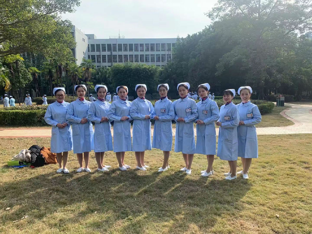 譜文明之歌·展天使之翼 ——我院護士職業禮儀大賽參賽側記